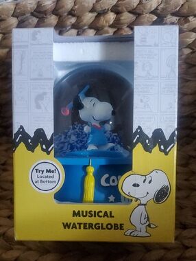 Graduation Snoopy Snowglobe